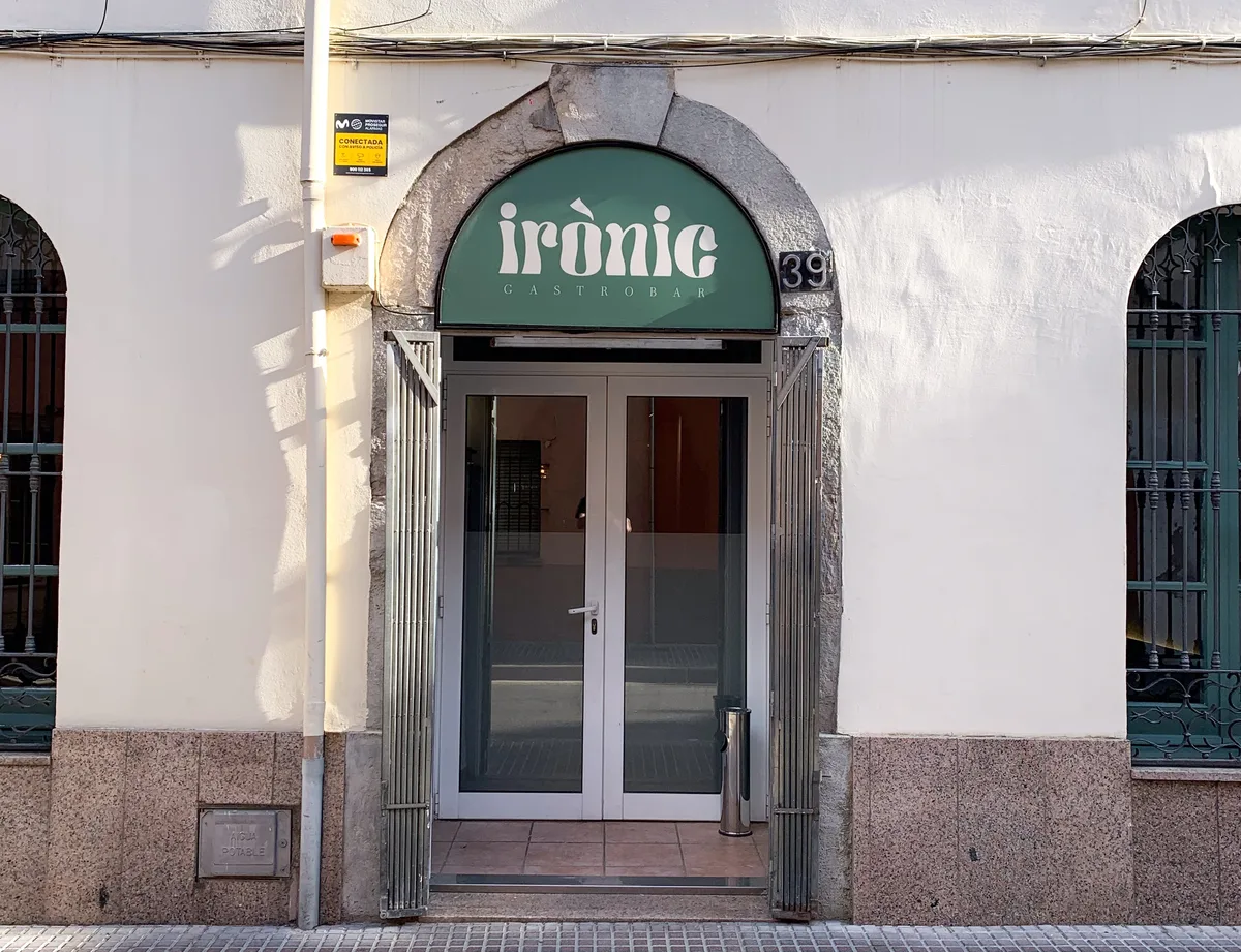 Irònic brand identity by Xevi Machado — restaurant, Palafrugell, Catalonia (03)